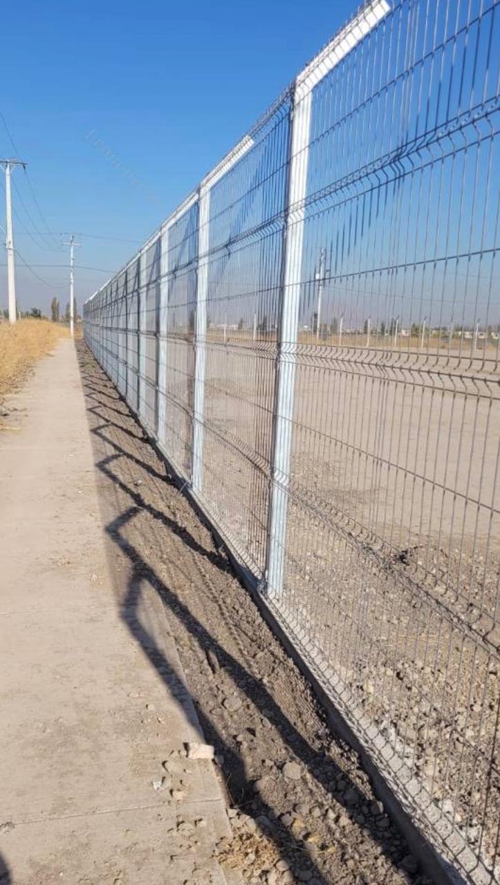 Reja Acmapor 3D galvanizada instalada junto a vereda de hormigón